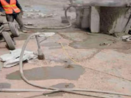 奇台水泥混凝土路面板底注浆技术 路面脱空注浆整治方案